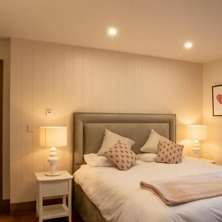 Sruthan Pier House *